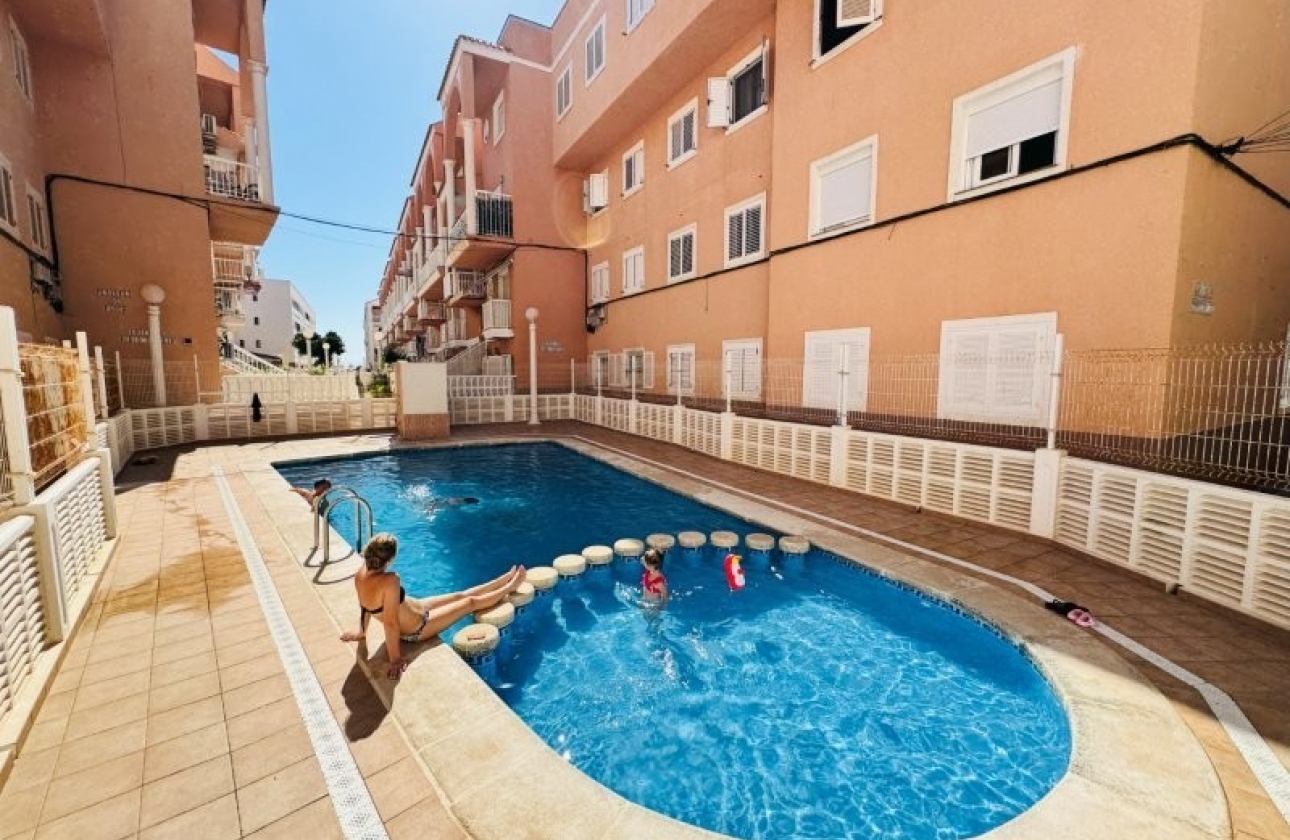 Resale - Apartment / flat - Torrevieja - La Mata pueblo