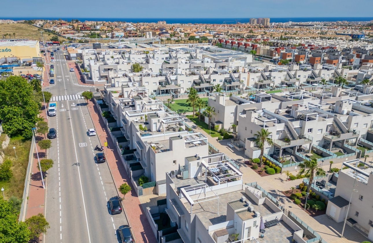 Resale - Apartment / flat - Torrevieja -  Urbanization
