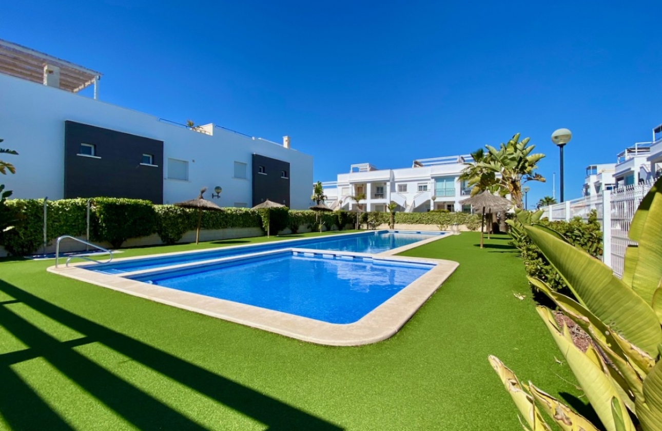 Resale - Bungalow - Torrevieja - Nueva Torrevieja - Aguas Nuevas