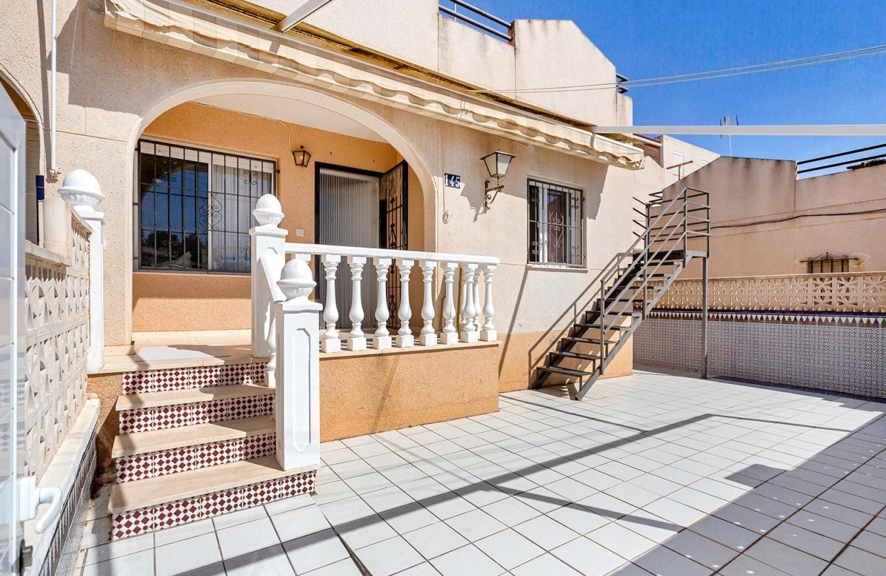 Resale - Bungalow - Torrevieja -  Urbanization