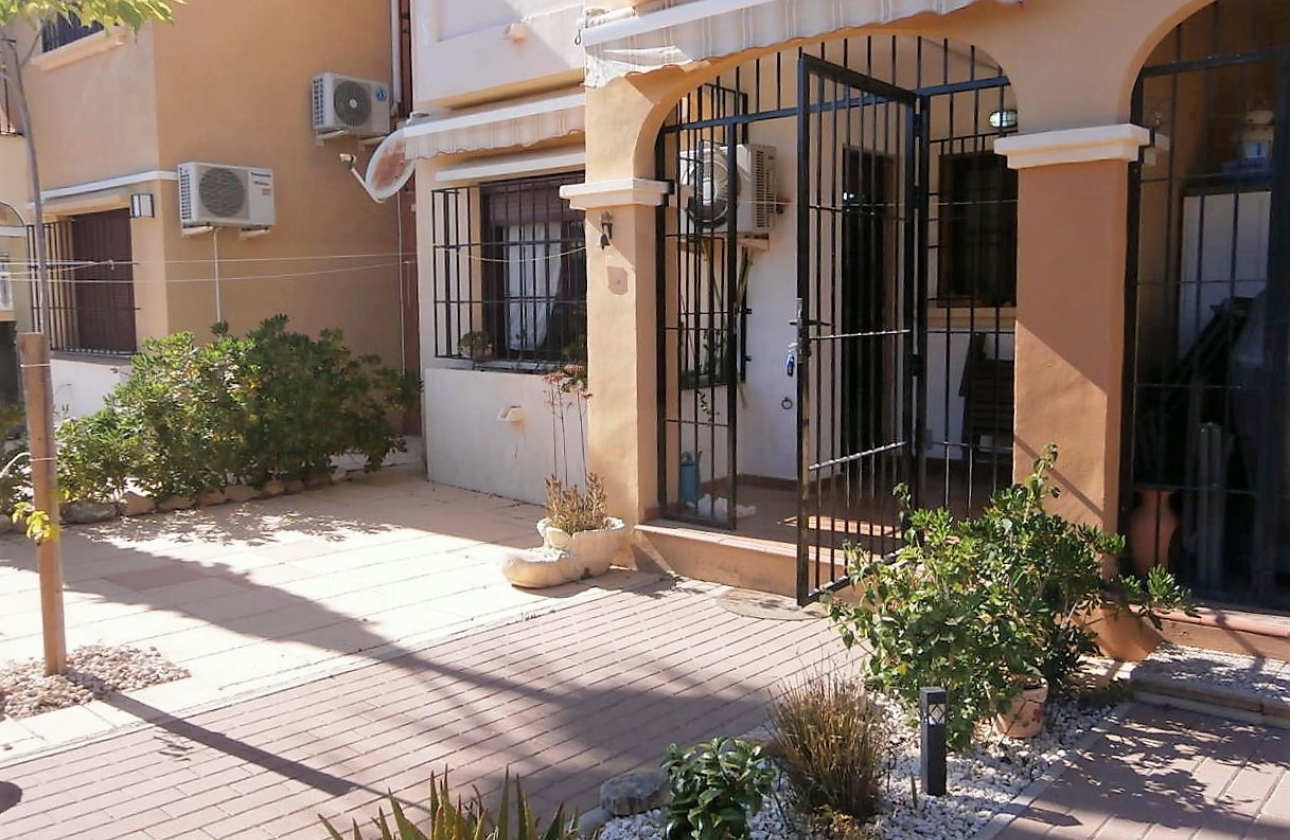 Resale - Bungalow - Torrevieja -  Urbanization