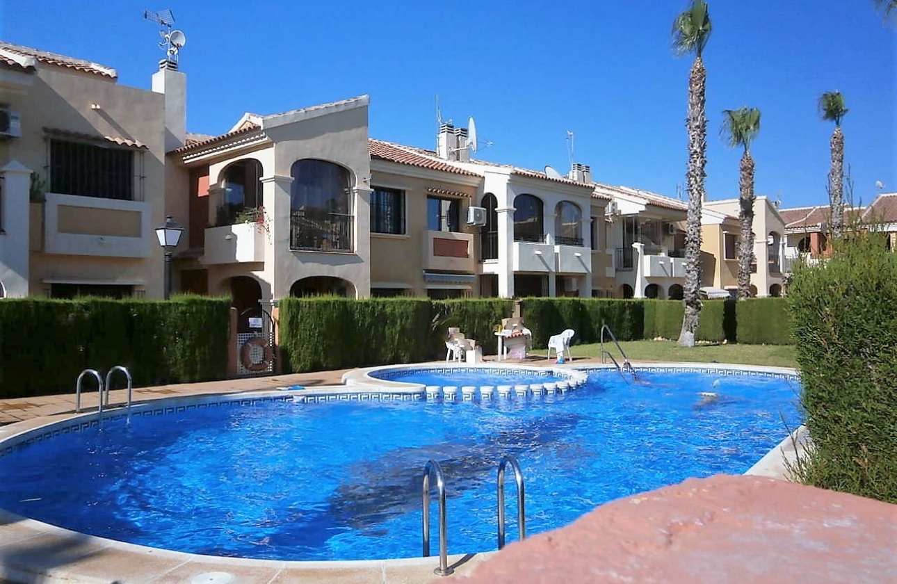 Resale - Bungalow - Torrevieja -  Urbanization