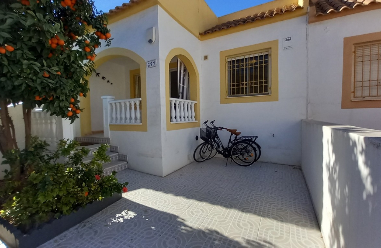 Resale - Townhouse - Torrevieja -  Urbanization