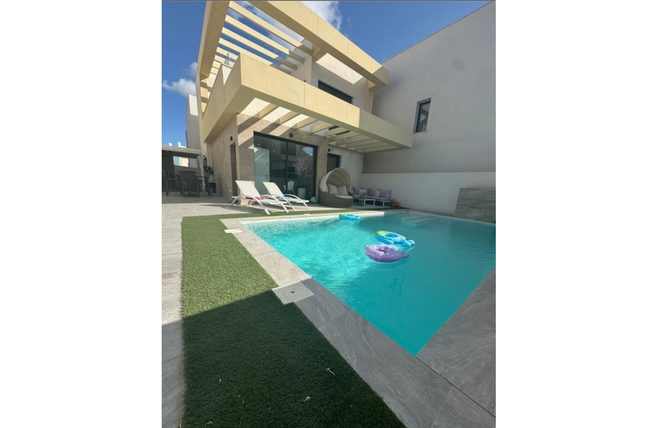 Resale - Villa - Los Montesinos - La Herrada