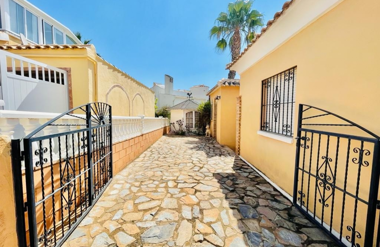 Resale - Villa - Orihuela Costa - Playa Flamenca Norte