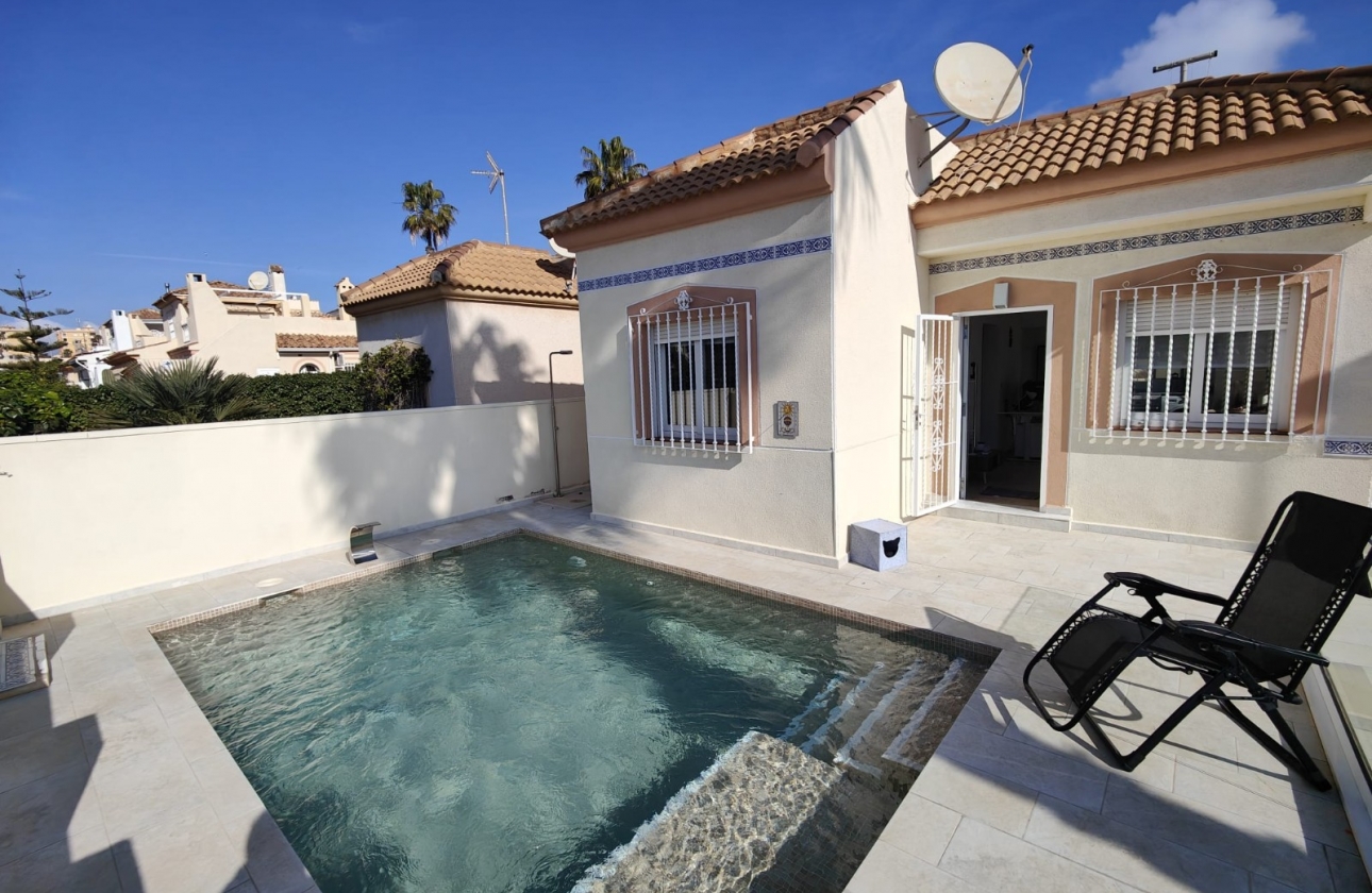 Resale - Villa - Torrevieja - Nueva Torrevieja - Aguas Nuevas