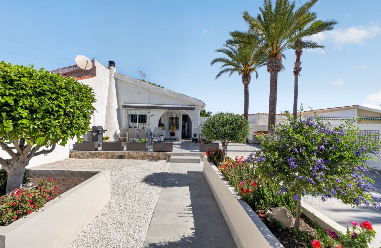 Resale - Villa - Torrevieja - Nueva Torrevieja - Aguas Nuevas