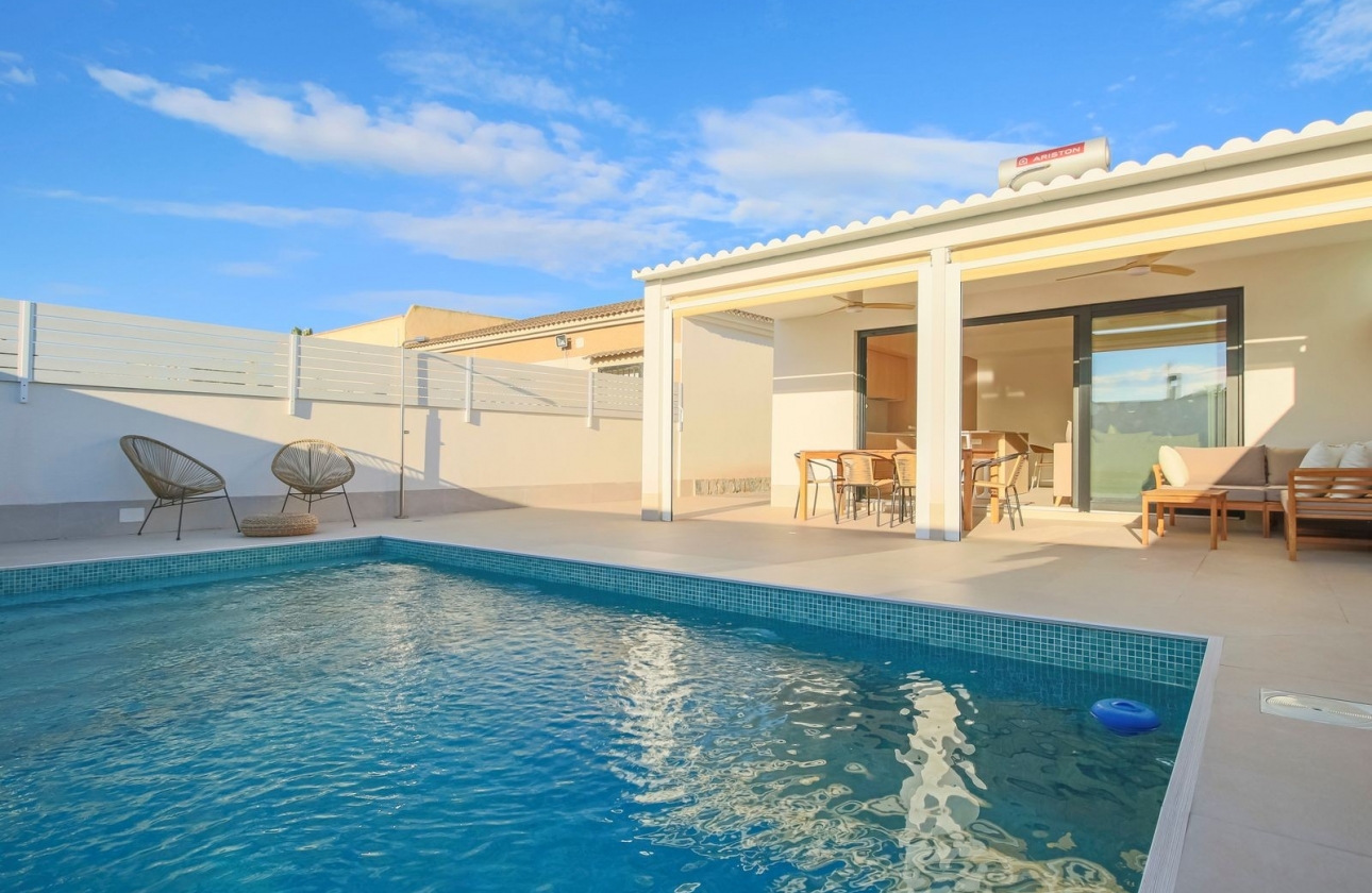 Resale - Villa - Torrevieja -  Urbanization