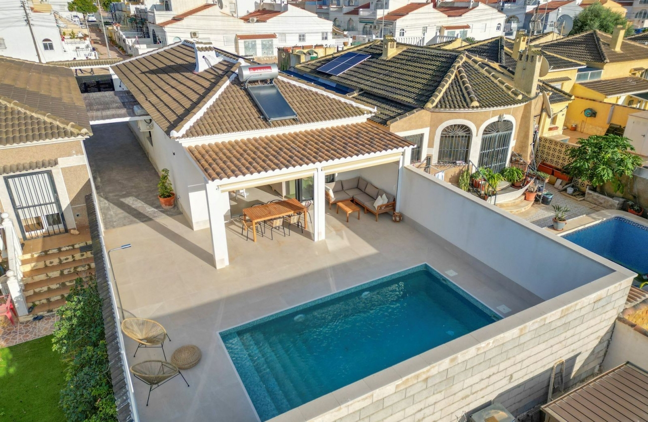 Resale - Villa - Torrevieja -  Urbanization
