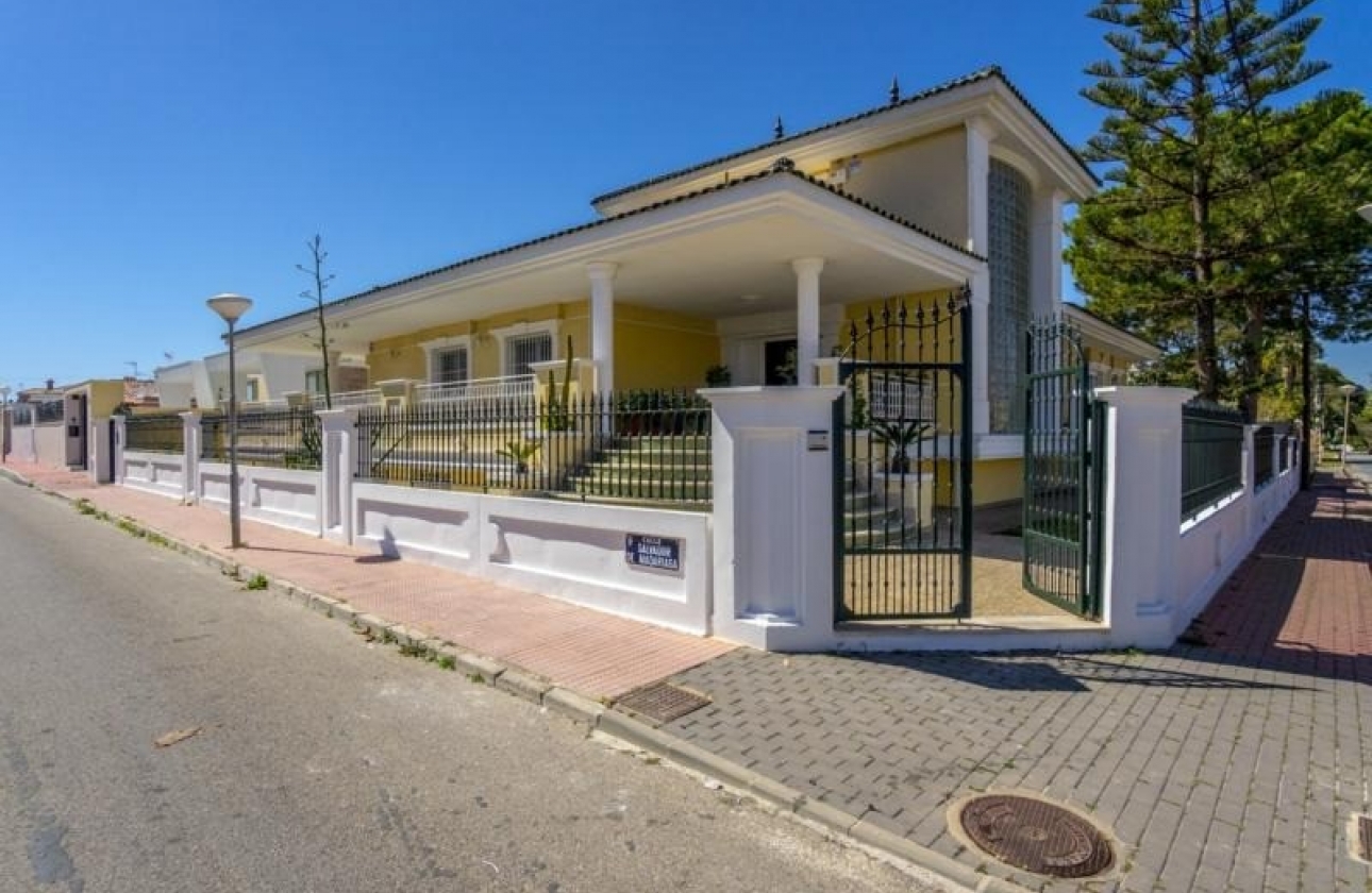 Resale - Villa - Torrevieja