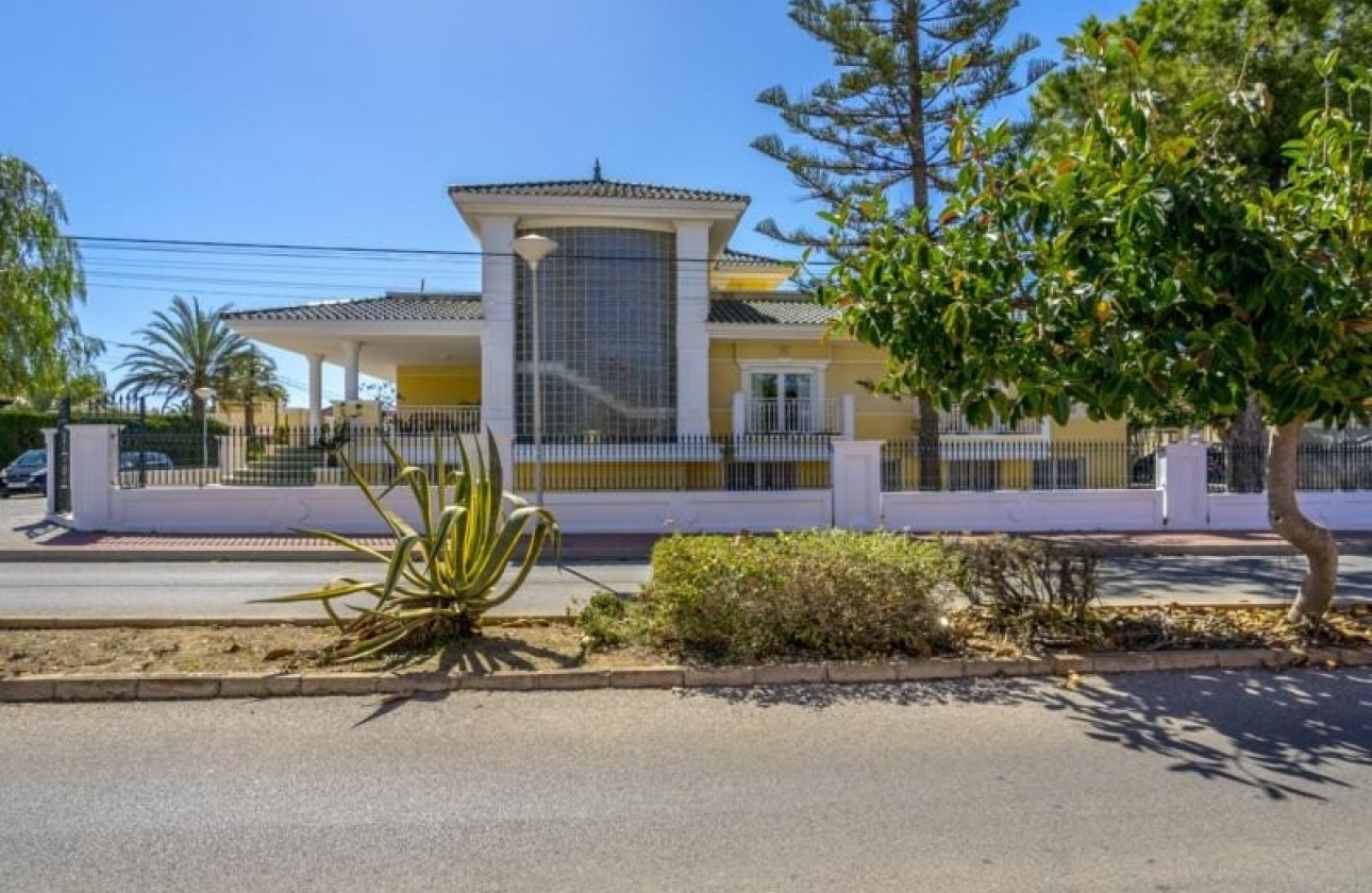 Resale - Villa - Torrevieja