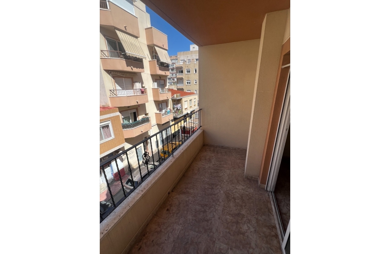 Reventa - Apartamento / piso - Torrevieja -  Urbanización