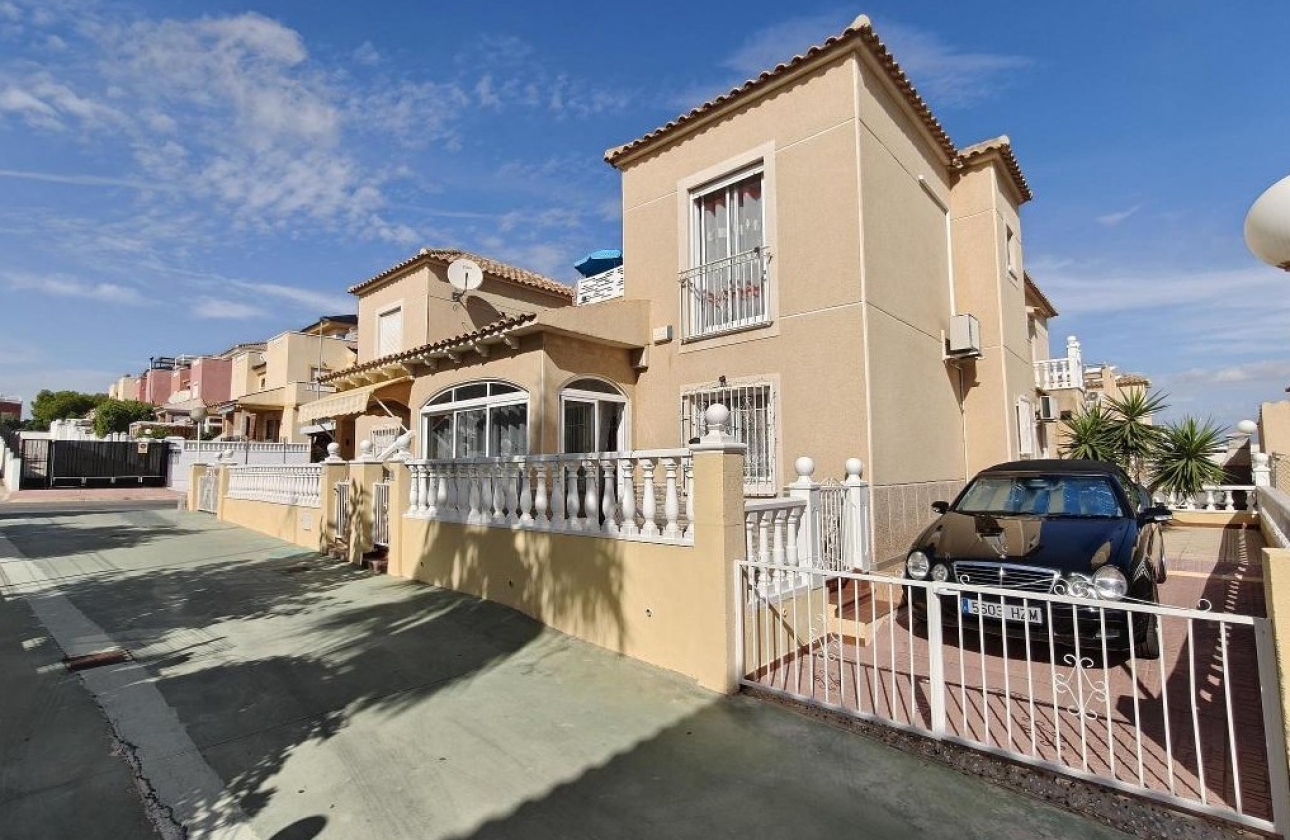 Reventa - Casa - Torrevieja -  Urbanización