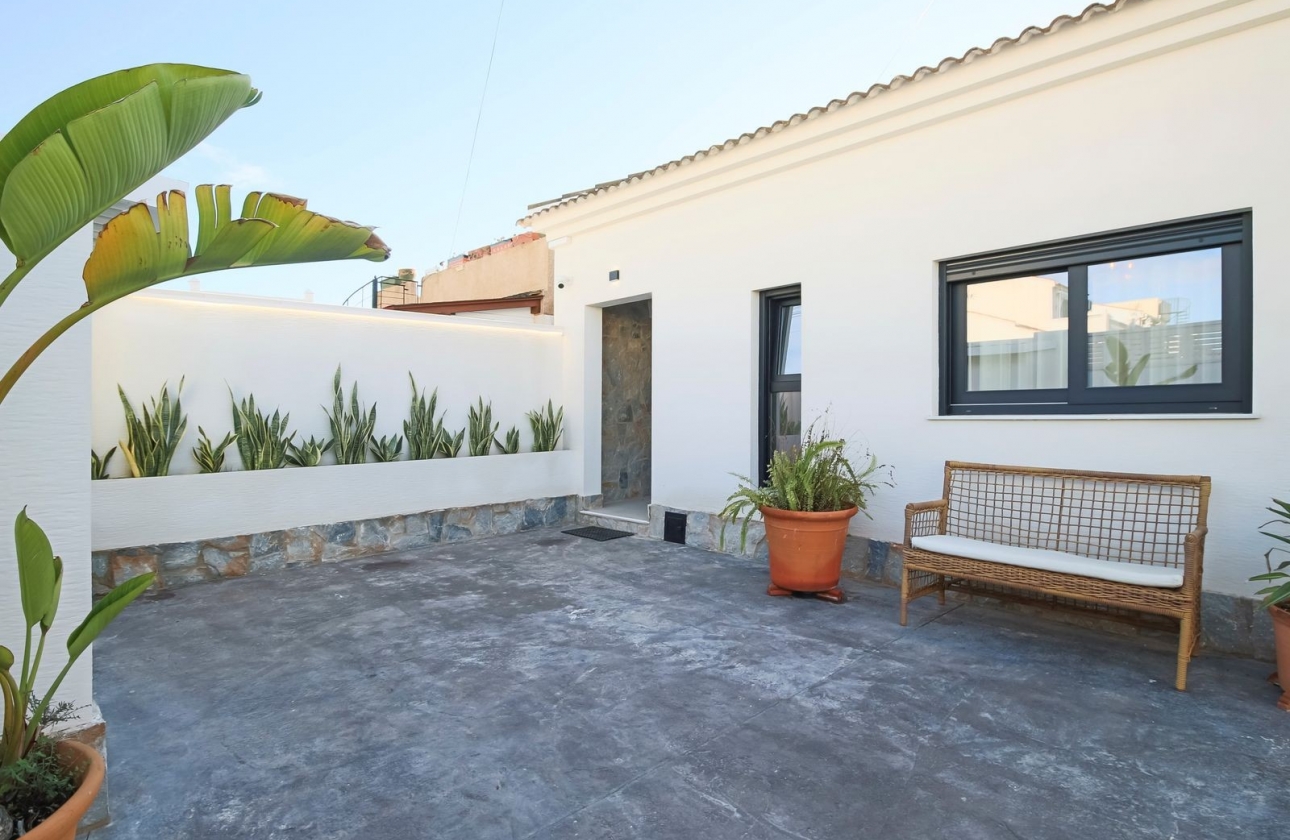 Reventa - Villa - Torrevieja -  Urbanización