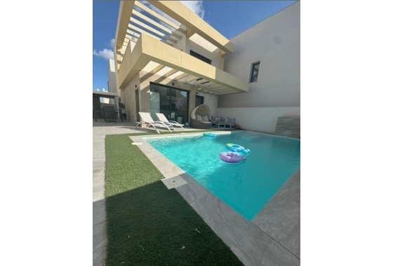 Reventa - Villa - Los Montesinos - La Herrada