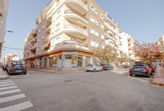 Reventa - Apartamento / piso - Torrevieja -  Urbanización