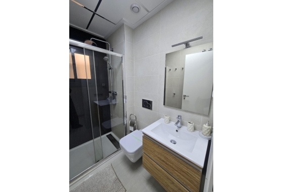 Reventa - Apartamento / piso - Torrevieja -  Urbanización