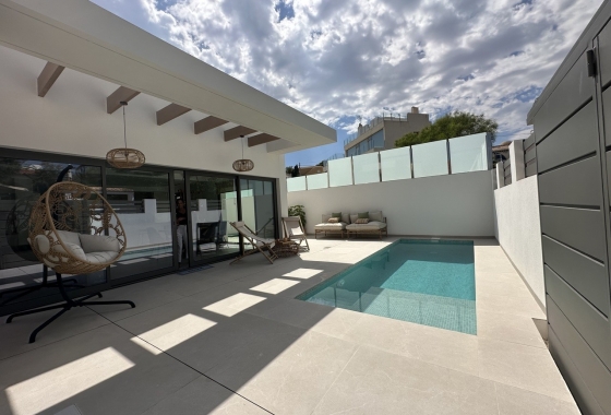 Resale - Villa - Daya Nueva