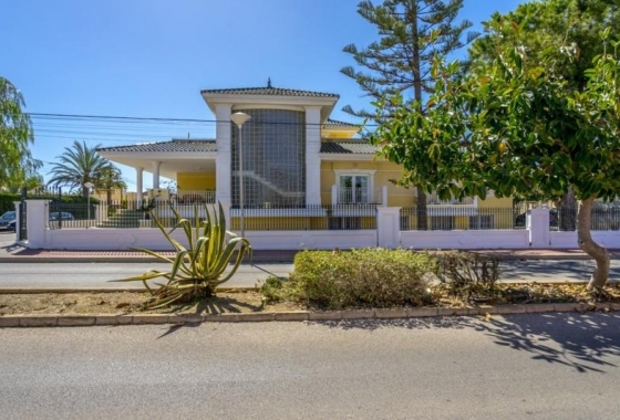 Resale - Villa - Torrevieja