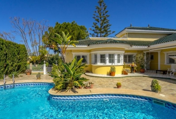 Resale - Villa - Torrevieja