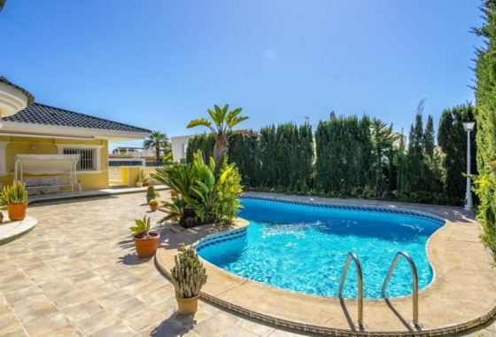 Resale - Villa - Torrevieja